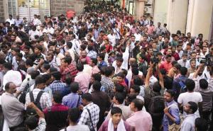 People Arriving at Thiruvananthapuram Station
