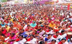 Women participants in the mass meeting of Surjya Kanta Mishra at Guskara.
